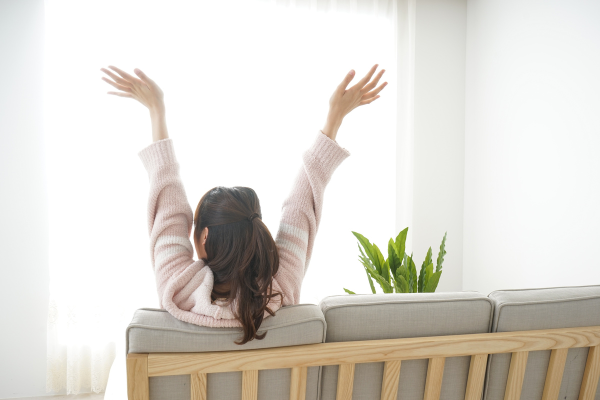 Sofa, Facing window stretching